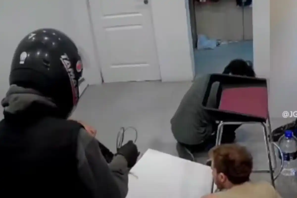 Se llevaron consolas, juegos y efectivo tras reducir al personal.