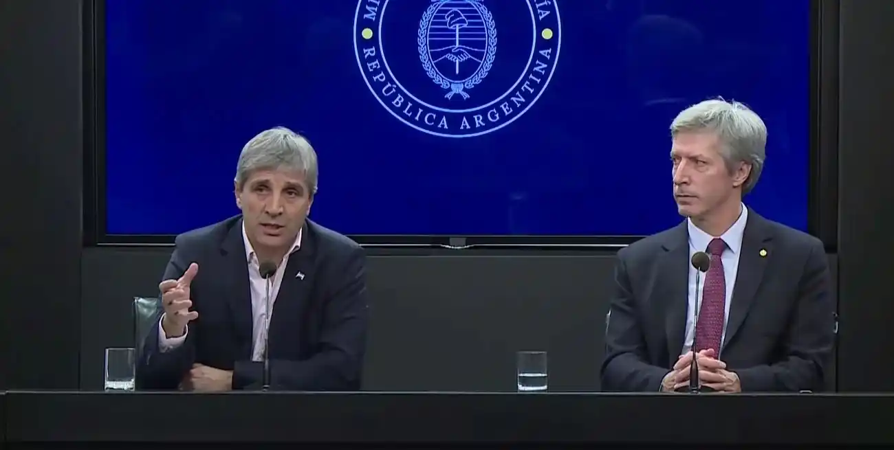 El ministro de Economía, Luis Caputo, y el titular del Banco Central, Santiago Bausili, brindaron una conferencia de prensa en el microcine del Palacio de Hacienda.