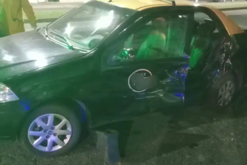 Fuerte choque entre taxis en el macrocentro: una chofer y una pasajera fueron rescatadas