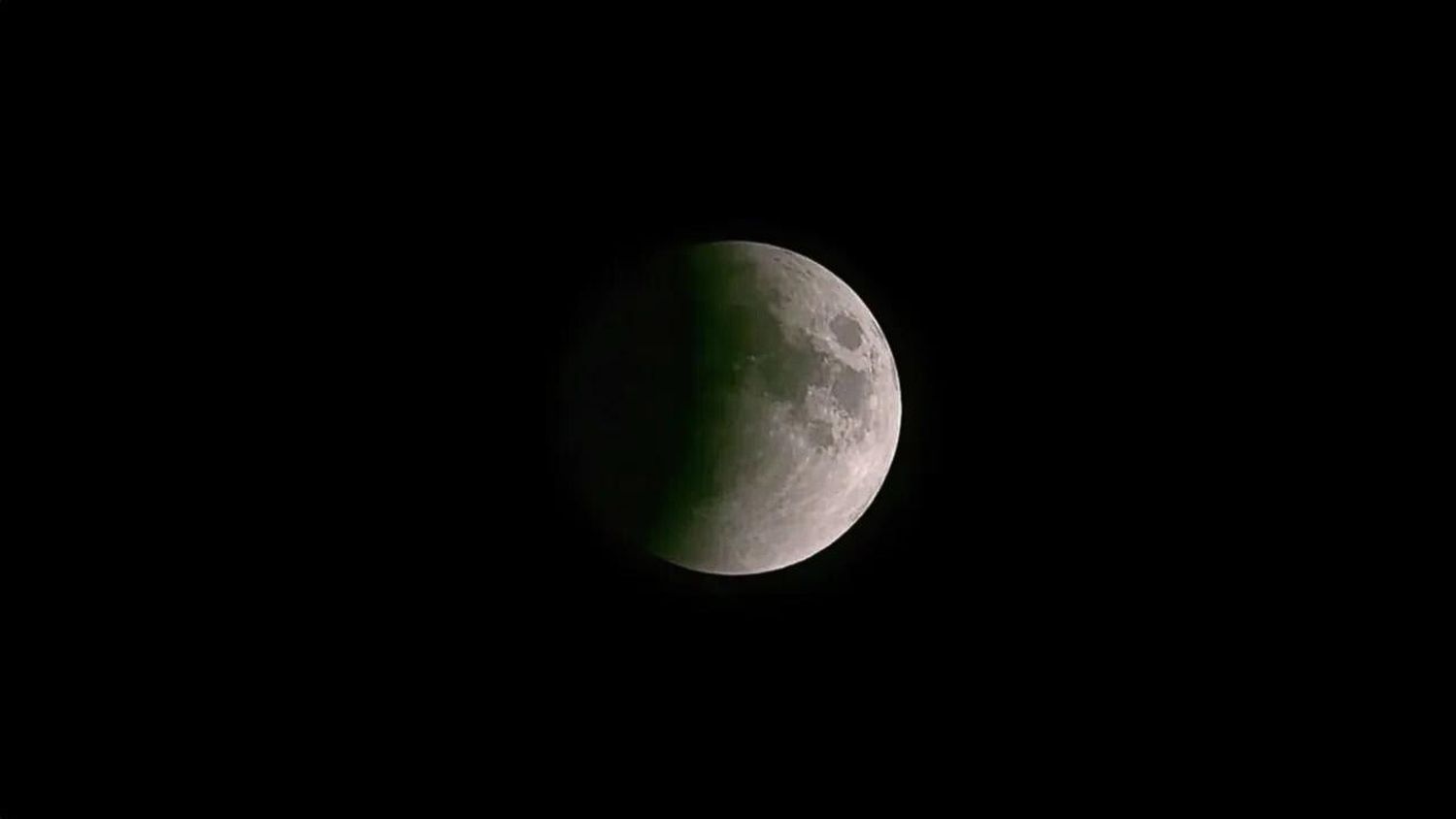 Un eclipse parcial de Luna podrá observarse este martes en todo el país