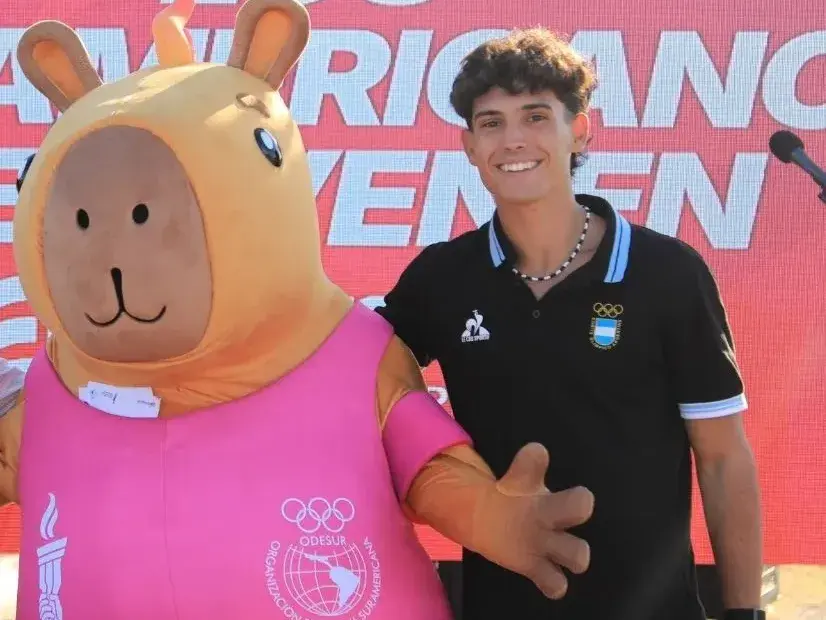 Capi, la macota oficial de la Juegos junto al atleta rafaelino Tomás Mondino. Foto: Prensa Juegos Suramericanos