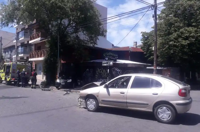 Una policía fue víctima de un accidente de tránsito: hizo trompos y quedó a metros de un comercio