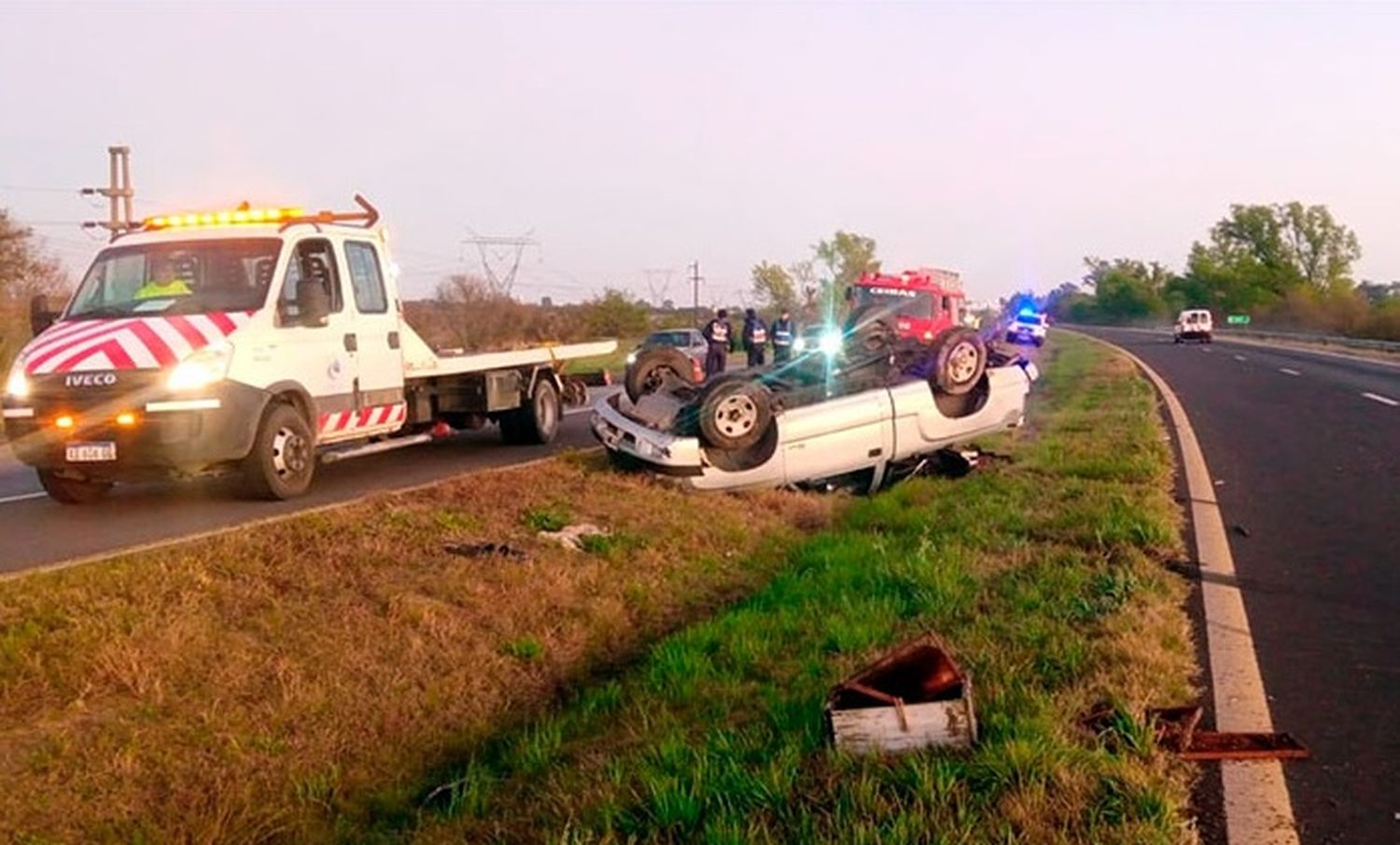 Una camioneta que trasportaba cajones de abejas volcó en la ruta 12 cerca de Ceibas