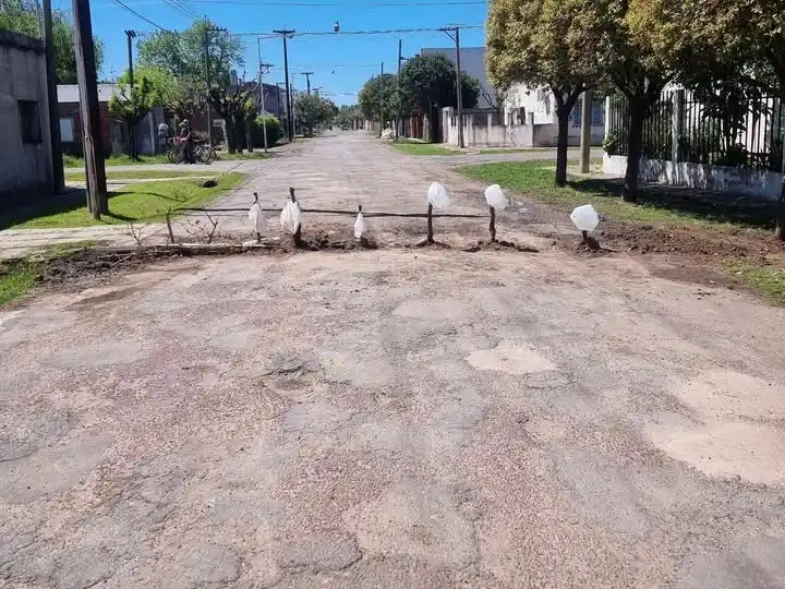 Miguel Porta al 1600: "Los vecinos tuvieron que cortar la calle porque no se puede pasar"