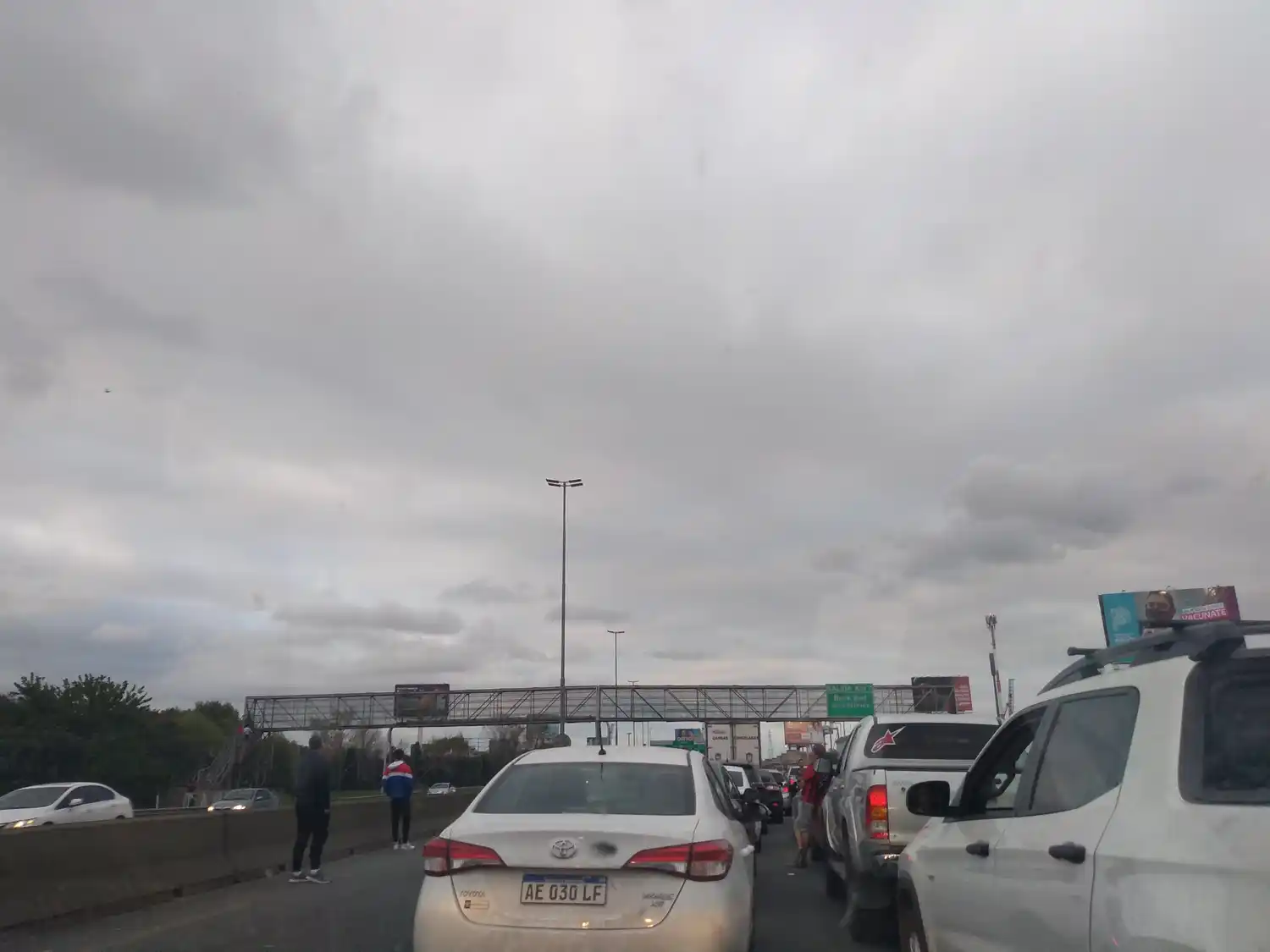 Caos: hinchas de San Telmo cortan la Autopista Buenos Aires-La Plata