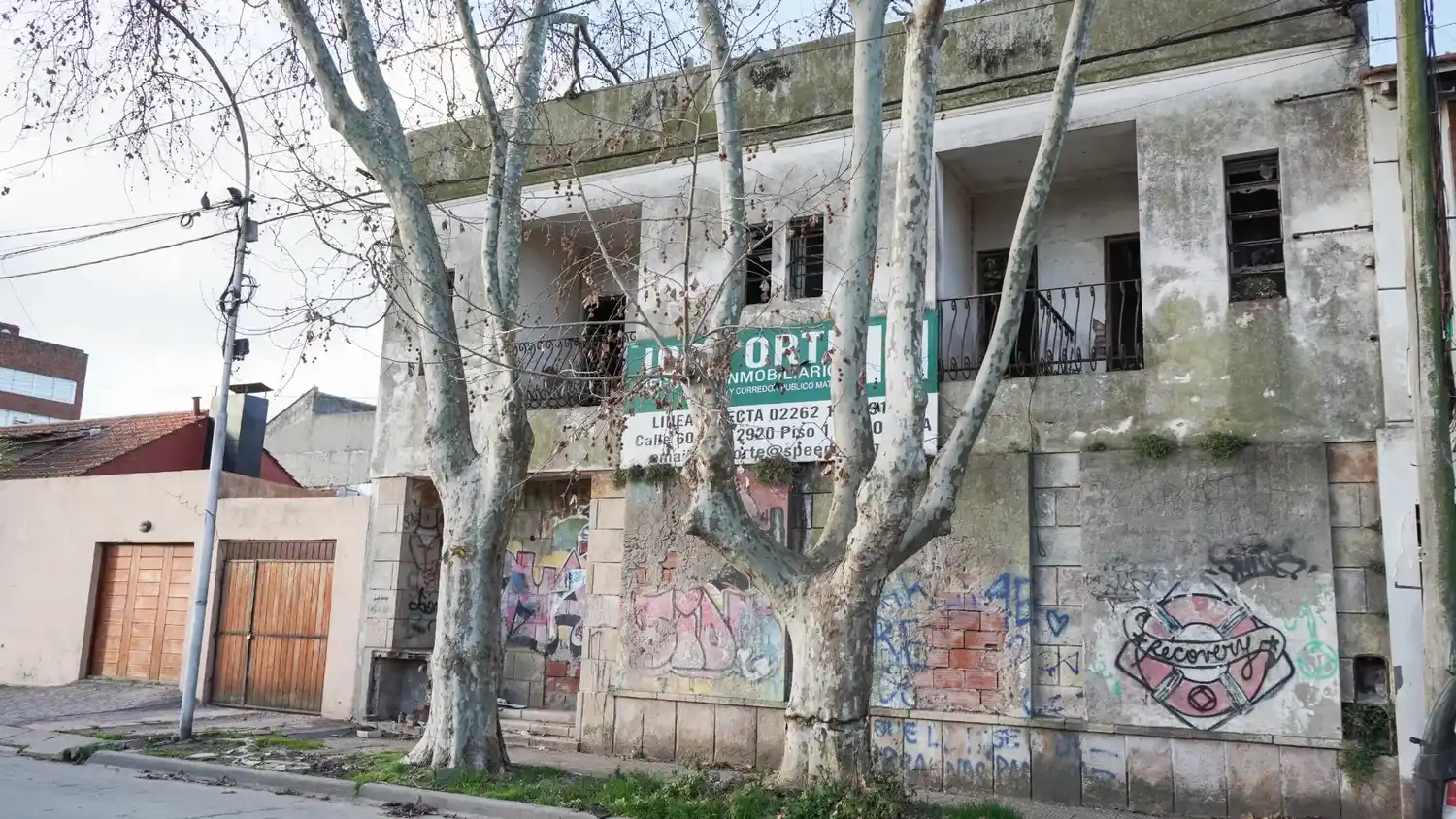 Abandonado. Se encuentra el edificio de la ex clínica, tras su cierre en 1995