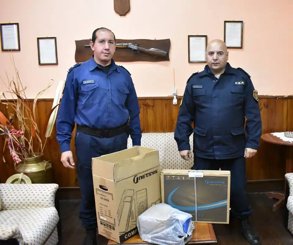 Entregaron un nuevo equipo de computación a la comisaría de Don Cristóbal 2da