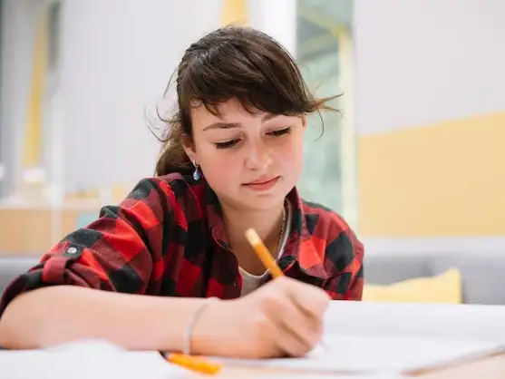 Adolescente escribiendo