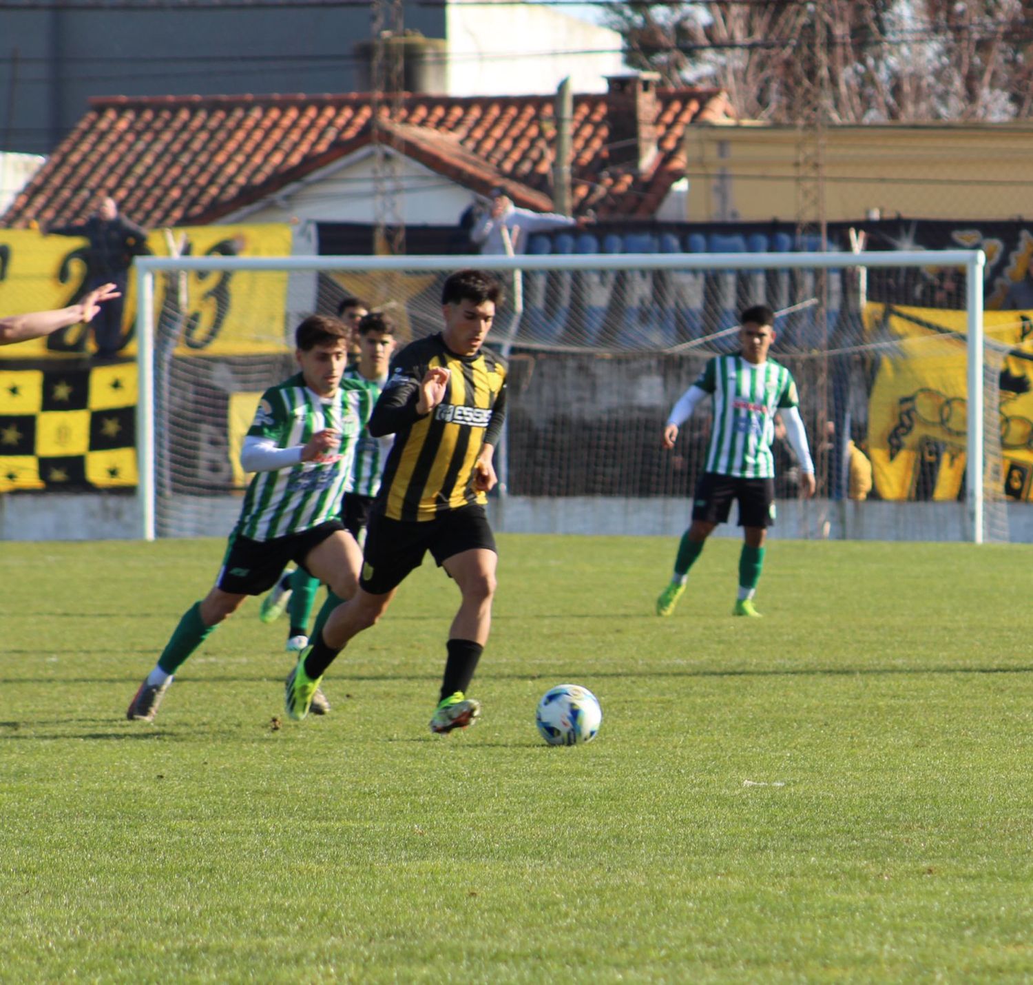 FOTO @CLUBSANTAMARINA Joaquín Jara encabeza un ataque.