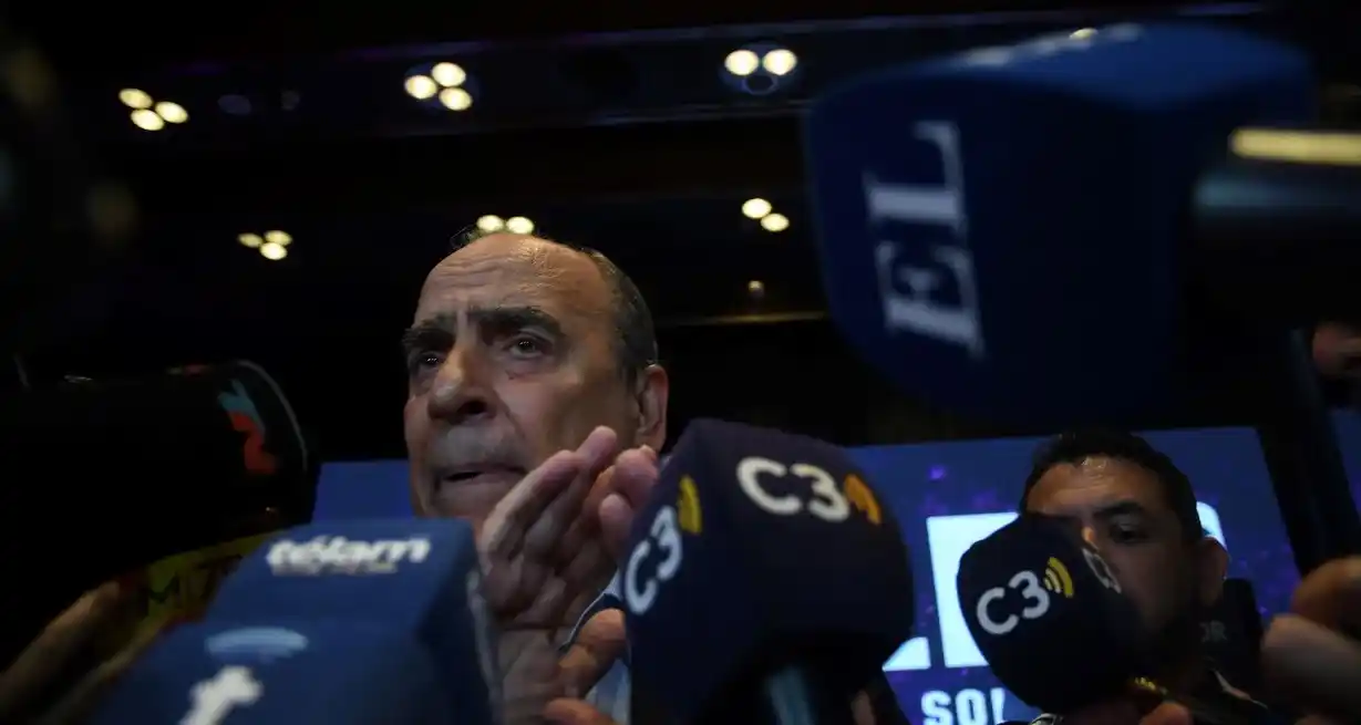 Guillermo Francos, uno de los asesores principales de Javier Milei, en una improvisada rueda de prensa en el Hotel Libertador. Crédito: Télam