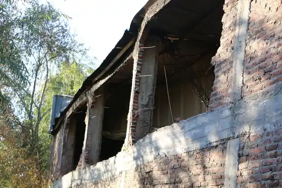 Comenzaron a demoler la estructura del galpón incendiado el miércoles