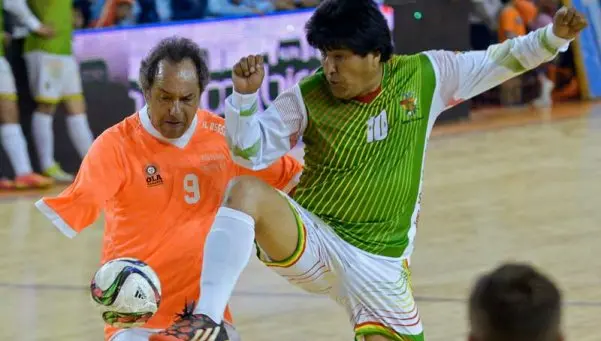 Video: Así fue el partido entre Scioli y Evo en Villa La Ñata