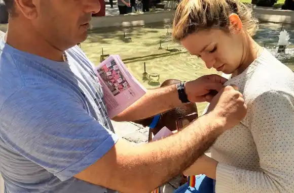 La peatonal se cubrió de lazos rosas y prevención