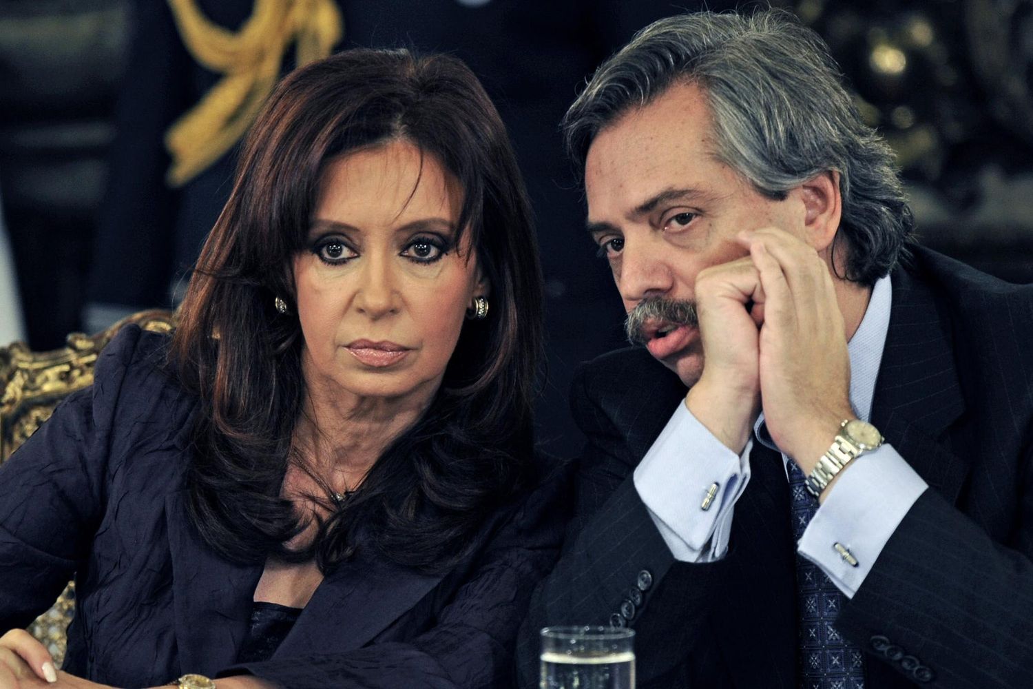 Alberto prepara una jaula de oro para Cristina