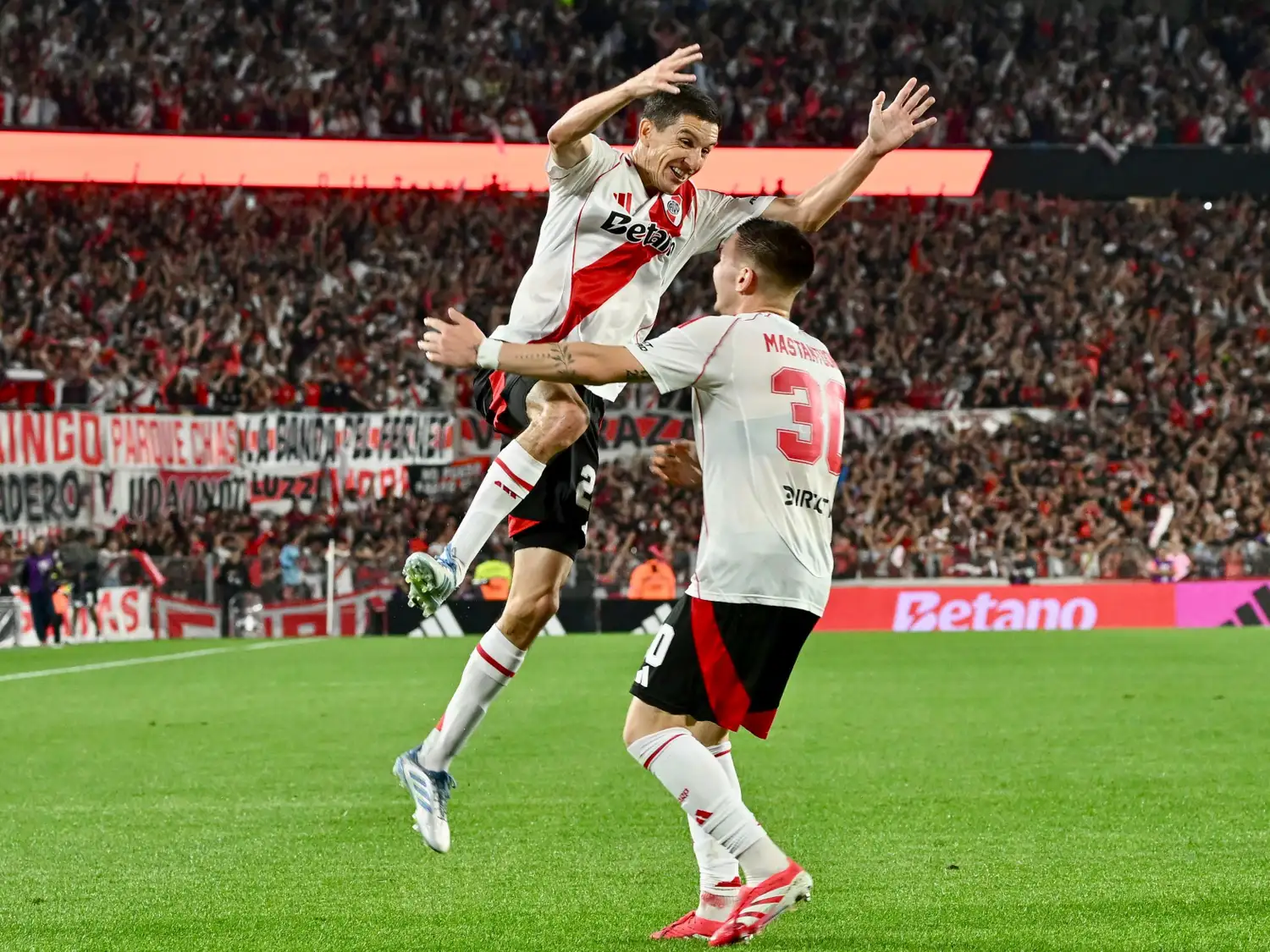 Ignacio Fernández festeja el tercer gol millonario.