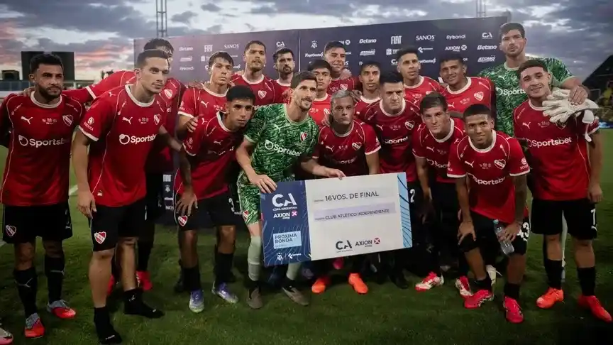 FOTO COPA ARGENTINA Independiente, con el tandilense Palais en el tercer lugar desde la derecha de la fila inferior.