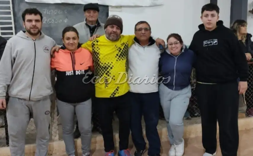 Los finalistas del torneo. Lautaro Quiros, Carla González y Darío González, junto a los ganadores de la competencia
