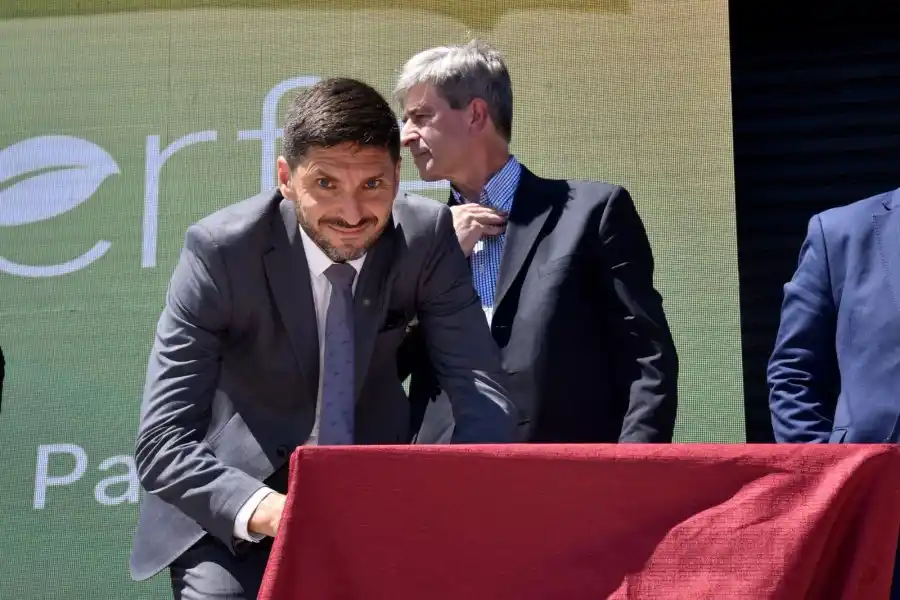 Se firmaron convenios para la instalación de cuatro parques solares en distintos puntos de la provincia