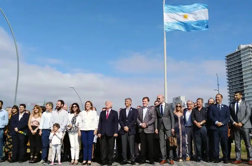 Fundación Rosario inauguró un mega mástil a la vera del río en homenaje a la bandera