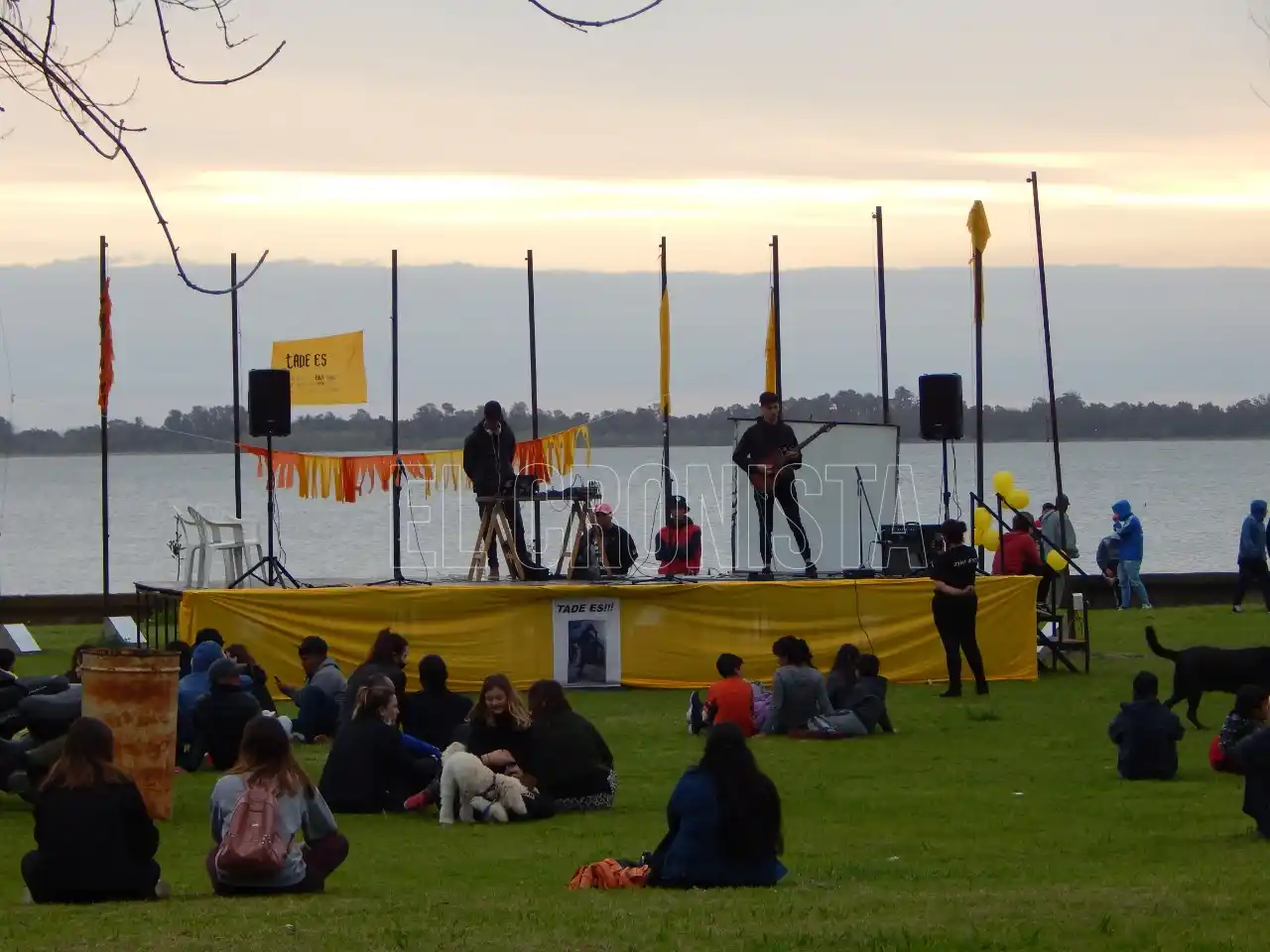 Una tarde amarilla con expectativas colmadas en el Paseo de los Inmigrantes