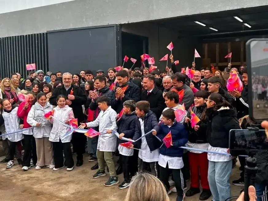 Corte de cinta en el "Invencible Velódromo" de Rafaela.