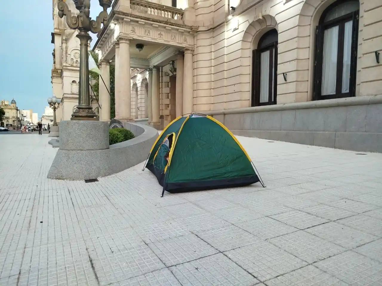 Rocío plantó la carpa en la explanada junto a su hijo pequeño.