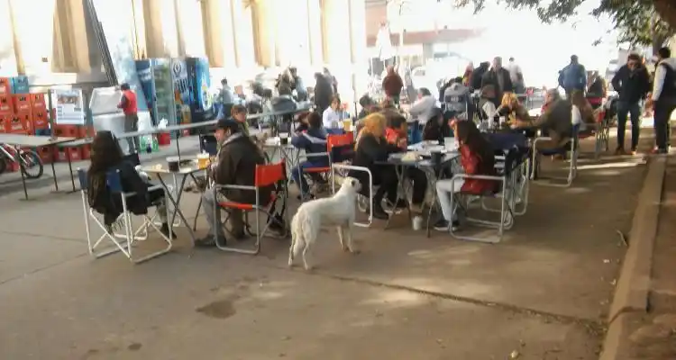 Buena concurrencia en el asador criollo de Plaza Constitución
