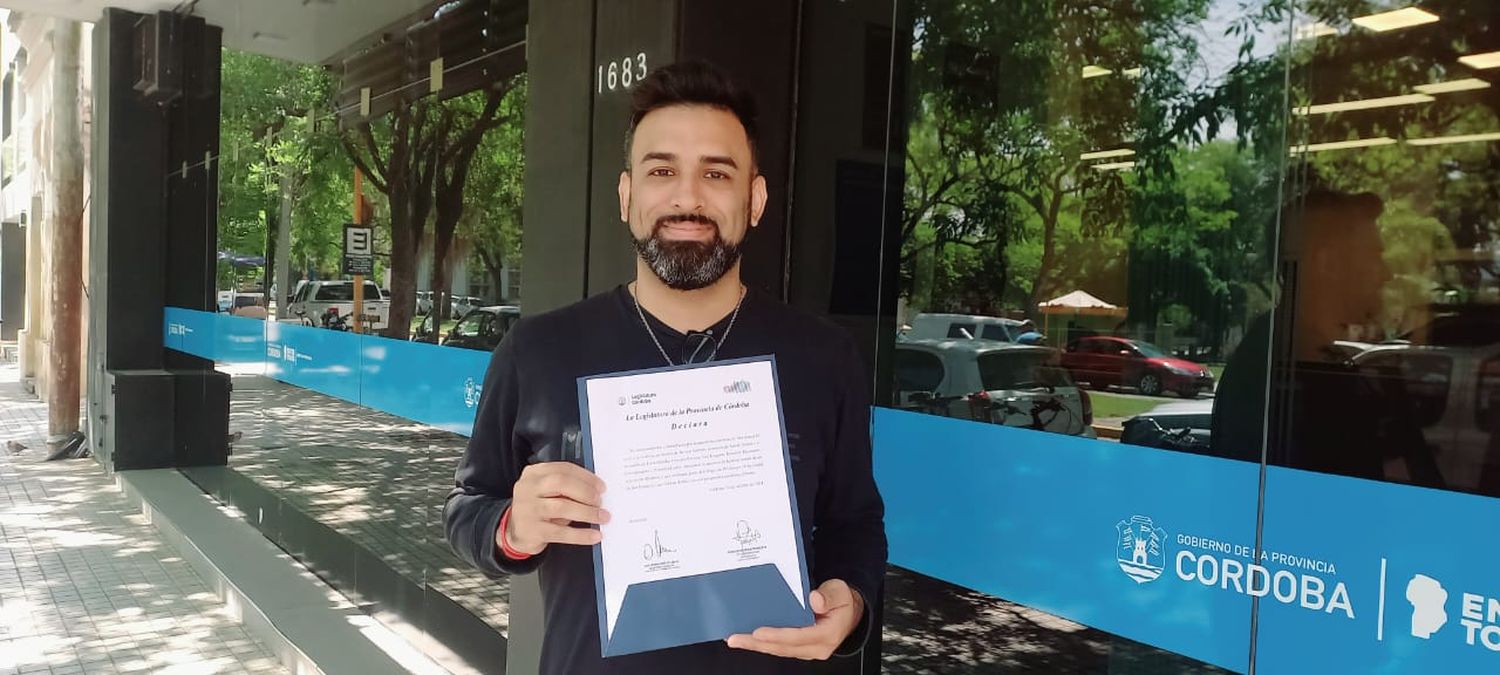 Adrián Vocos recibe el reconocimiento a la obra