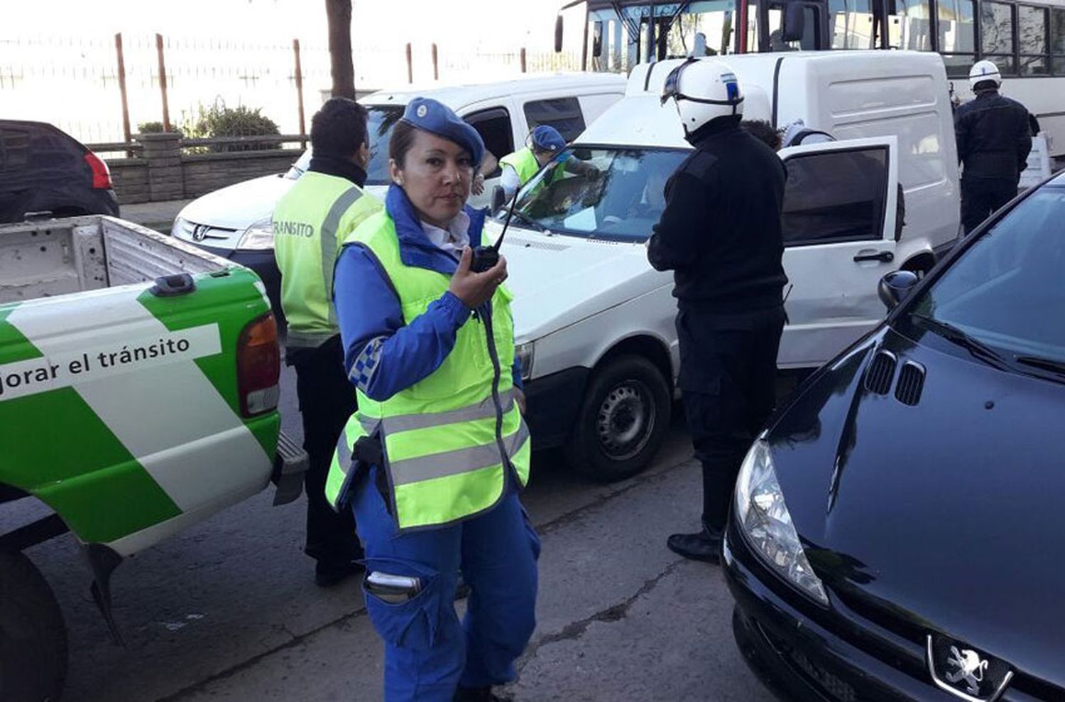 Evadió un control, atropelló a un agente de Tránsito y se escapó