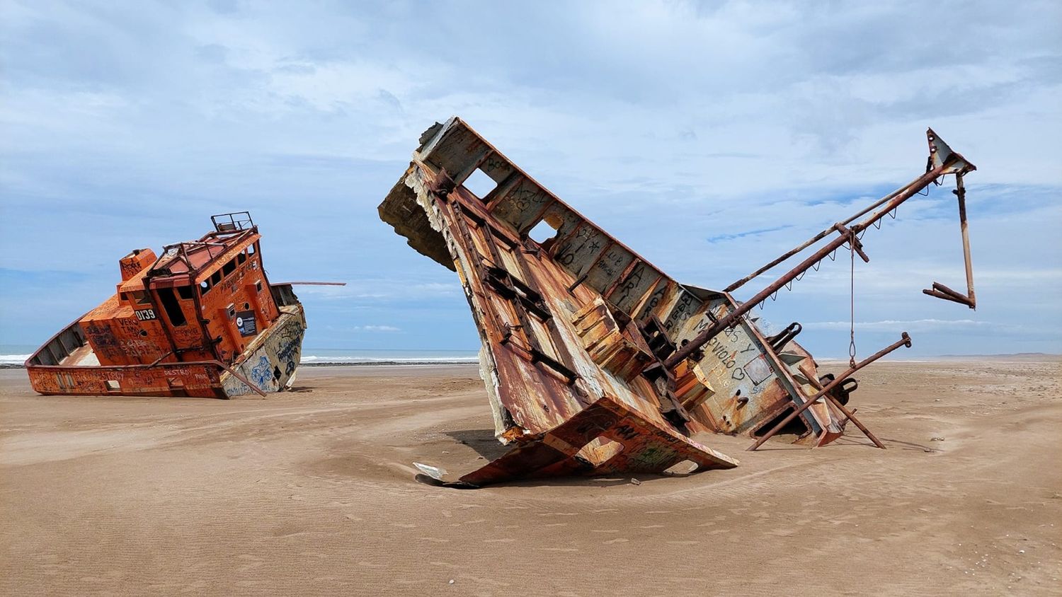 Por efecto de una sudestada, el barco se partió en dos