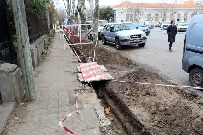 Zanjas en la vereda de calle 60