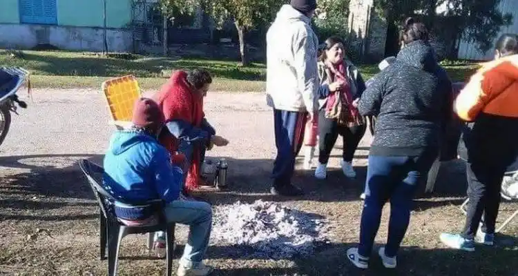 Jubilados acamparon en Gobernador Castro para cobrar