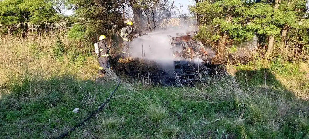 Bomberos trabajaron en el lugar del fatal accidente. (Gentileza: Bomberos)
