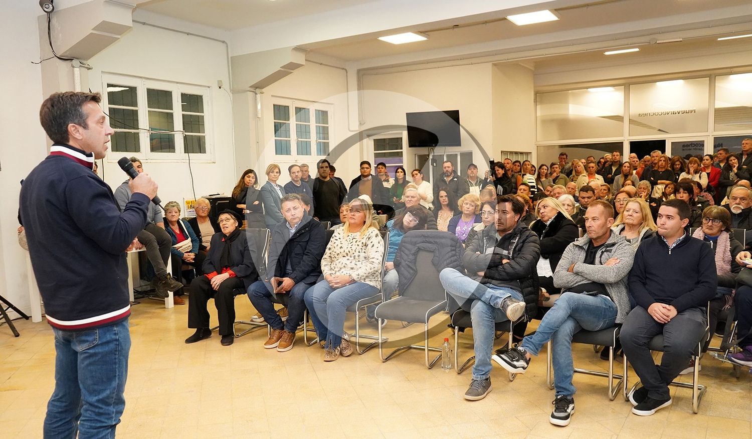 Mensaje. Arturo Rojas anoche en el local de Nueva Necochea junto a su militancia