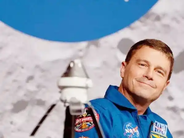 Astronauta de Artemis II no pudo contener las lágrimas al ver la cruz en el cuello de un capellán