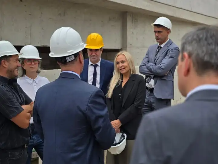 María Cecilia Vranicich, y el ministro de Obras Públicas de la provincia, Lisandro Enrico, recorrieron la obra del Centro de Justicia Penal que se construye en Venado Tuerto. Foto: MPA