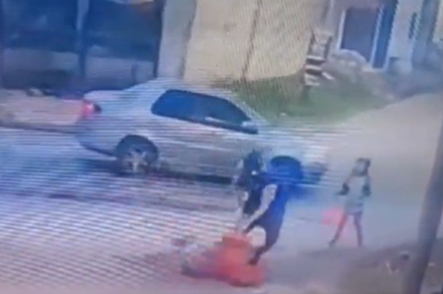 El video dura alrededor de 40 segundos. Se ve cómo las víctimas caminan hasta la acera y se detienen en una esquina.