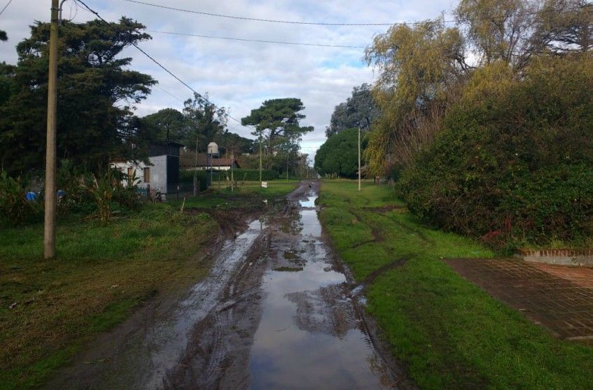 “¿Cuántos años vamos a estar entre el barro?”, la queja de los vecinos de Acantilados