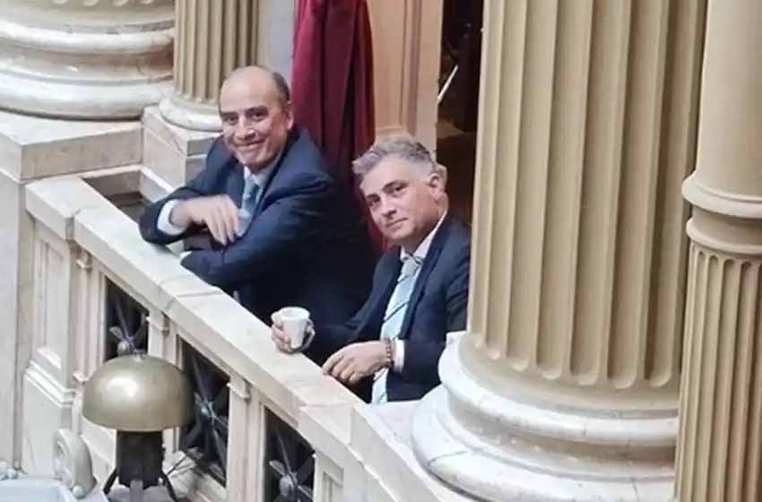 Pareja acompañó los debates y celebró la aprobación con otros dirigentes libertarios