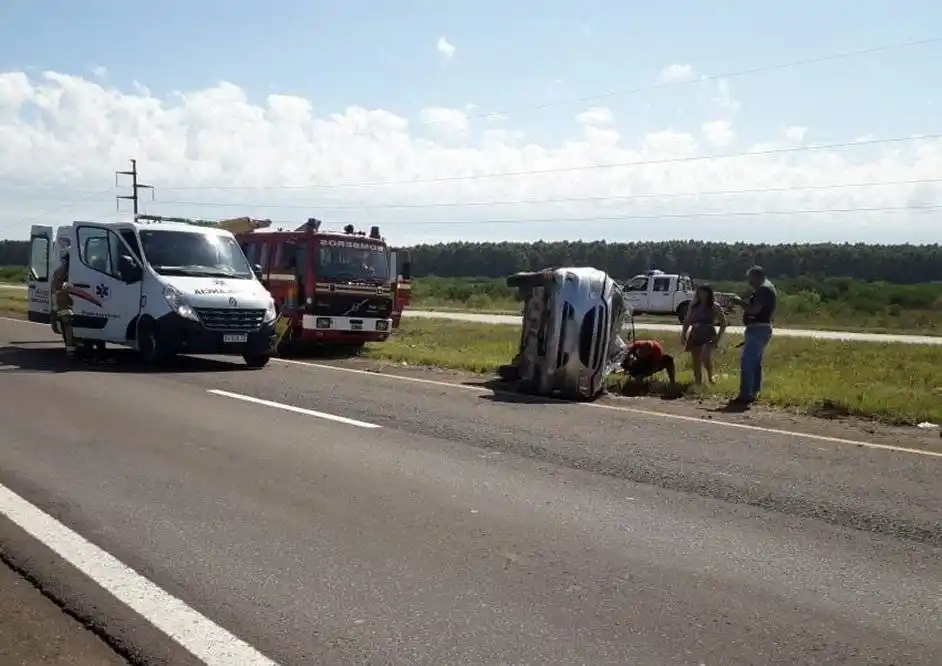 Dos personas lesionadas en el vuelco de un automóvil en la ruta 14