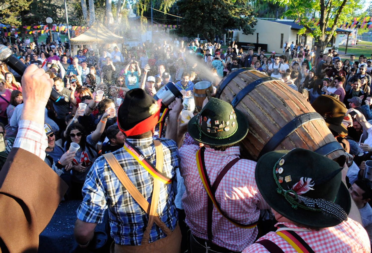 Bajo una lluvia de cerveza, quedó inaugurada la tercera edición del Oktoberfest
