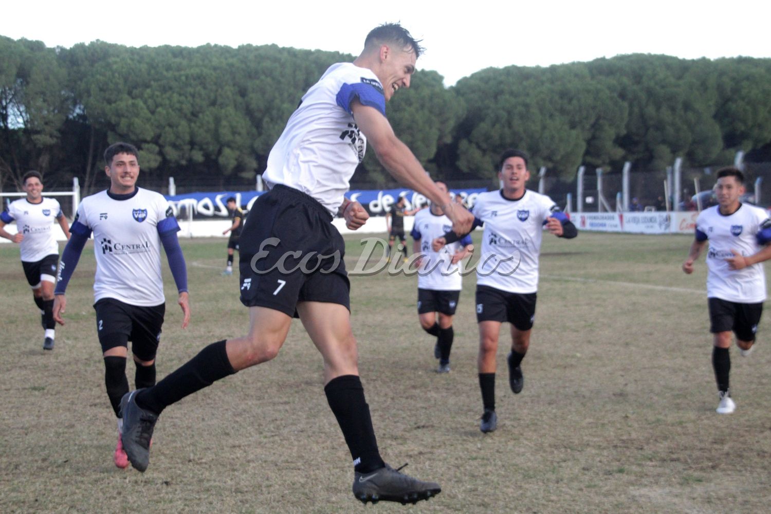 Festejo y desahogo de los jugadores de Villa del Parque tras el gol de Leandro Blanes, que selló el partido