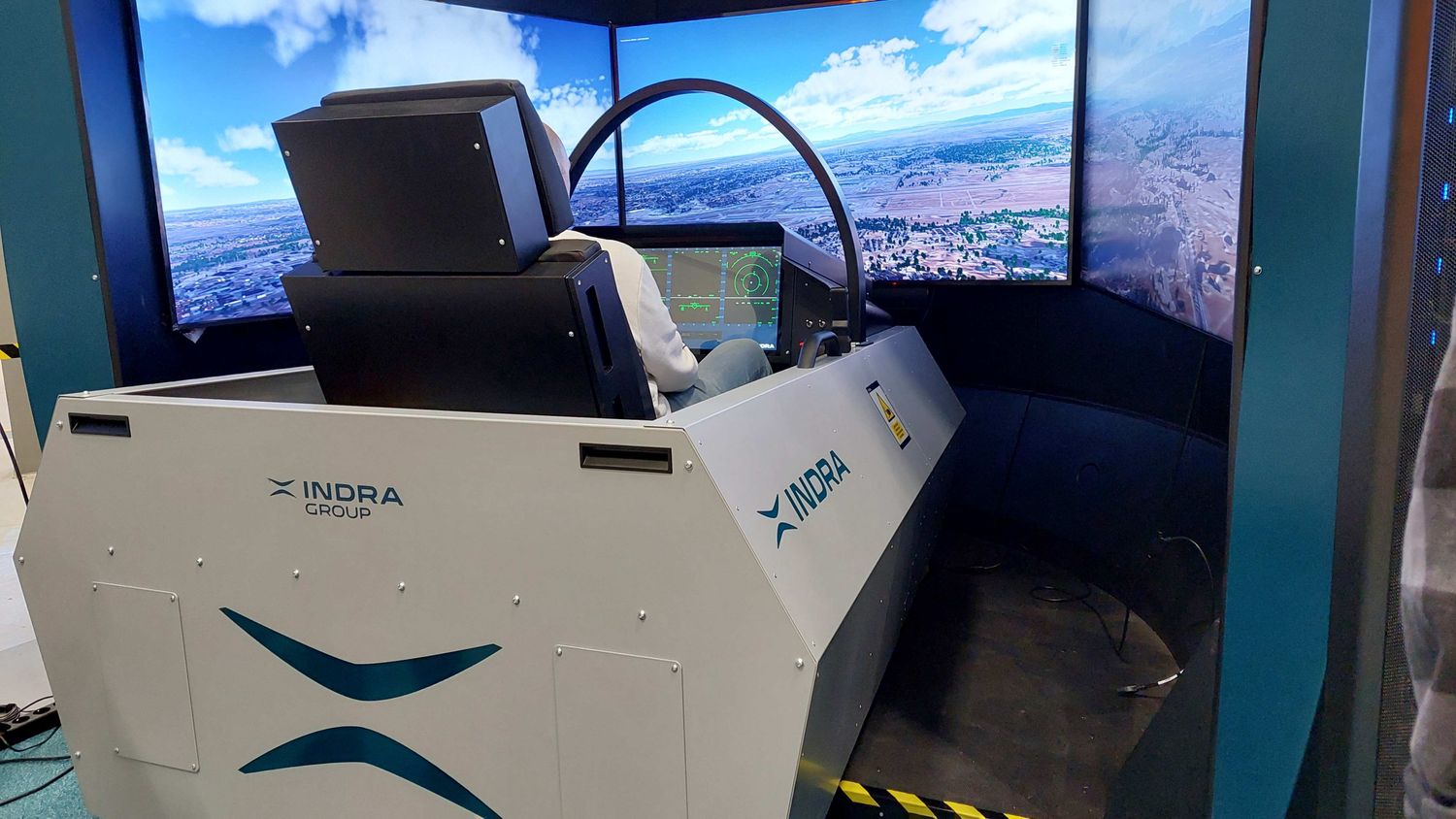 El NEXUS de Indra incorpora una configuración de cabina similar a la de los cazas de quinta generación más modernos, anticipando los estándares operativos que impondrán los futuros sistemas de sexta generación