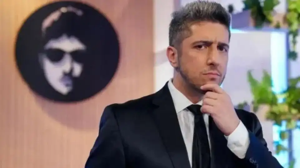 Jey Mammón se quebró en vivo por la aparición sobrenatural de su padre