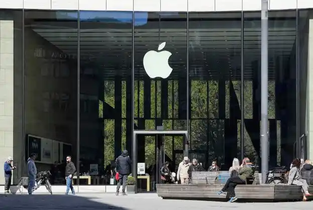 Bloomberg detalló que la falta de avances tangibles en inteligencia artificial ha generado preocupación entre los altos ejecutivos de la compañía.