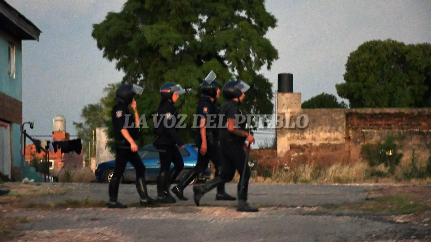 La policía realizó allanamientos y peinó zonas durante la búsqueda iniciada en la tarde del miércoles