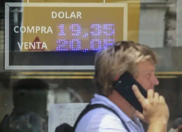 El dólar se desplomó 20 centavos, la baja más fuerte de las últimas semanas