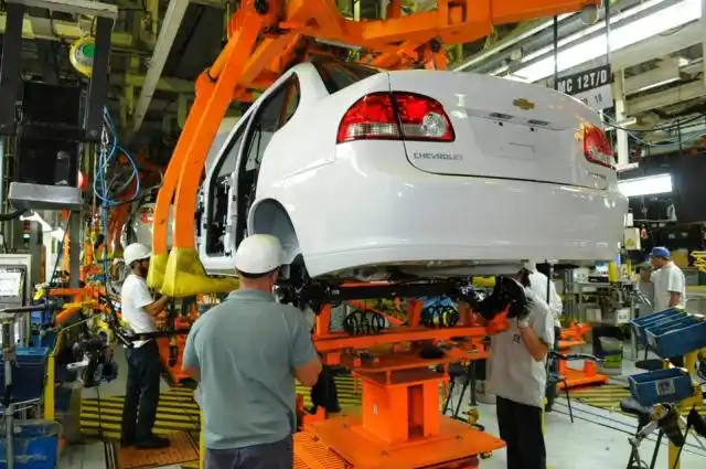 No levanta la producción de autos: cayó 13.9% en febrero