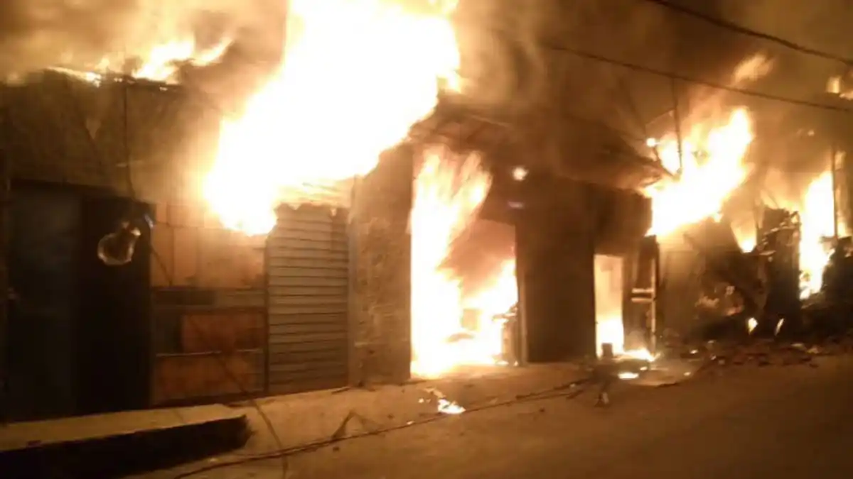 Incendio en Petare consumió  5 EDIFICACIONES Y AFECTÓ DOS VEHÍCULOS (+Fotos)