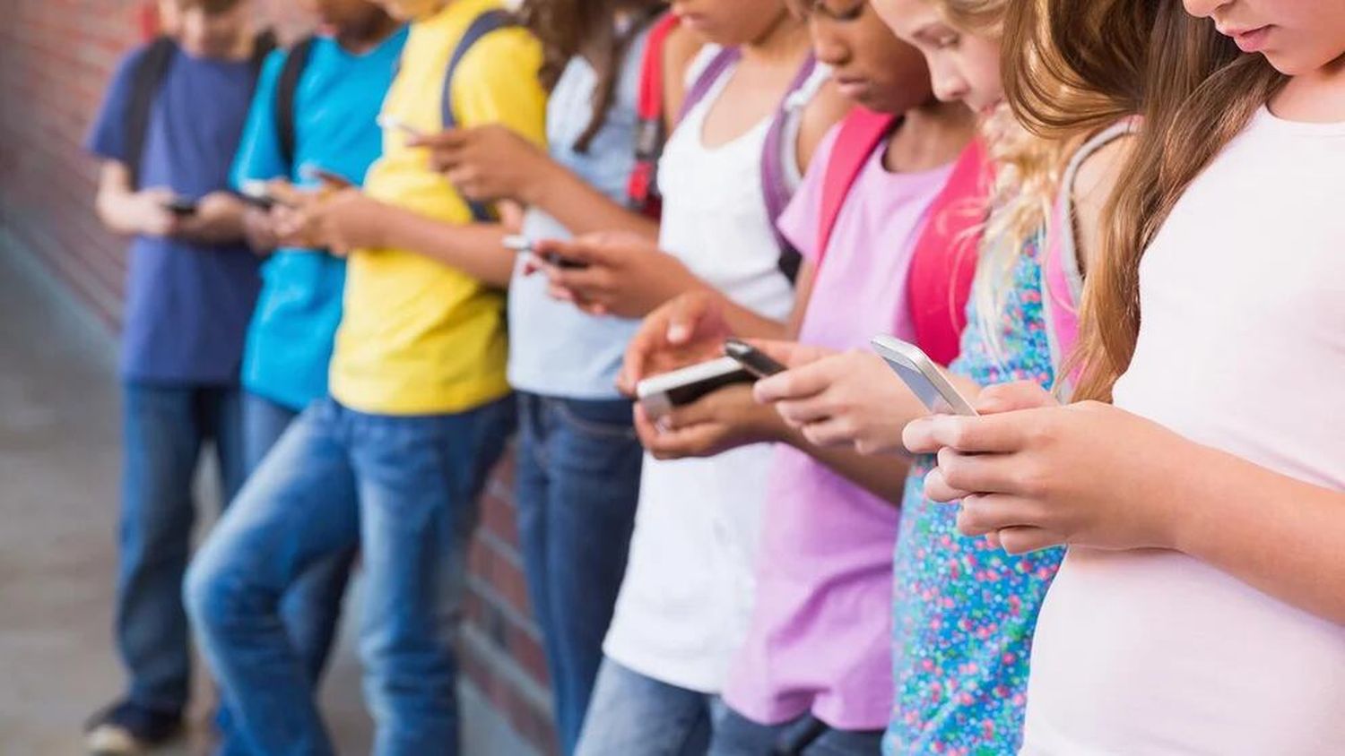 Francia pondrá a prueba la prohibición de los celulares en los colegios